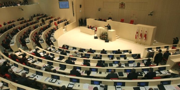 Komşu ülkede hükümet düştü