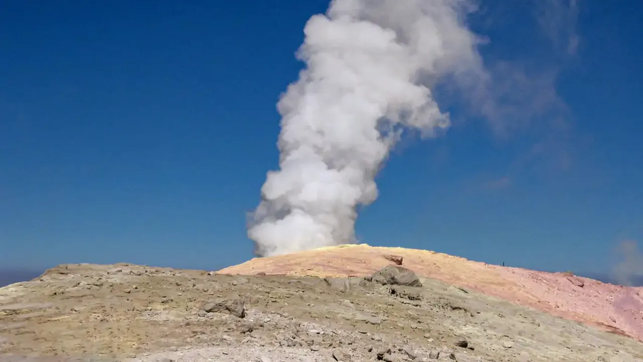 Komşu ülkedeki yanardağ patlamak üzere!