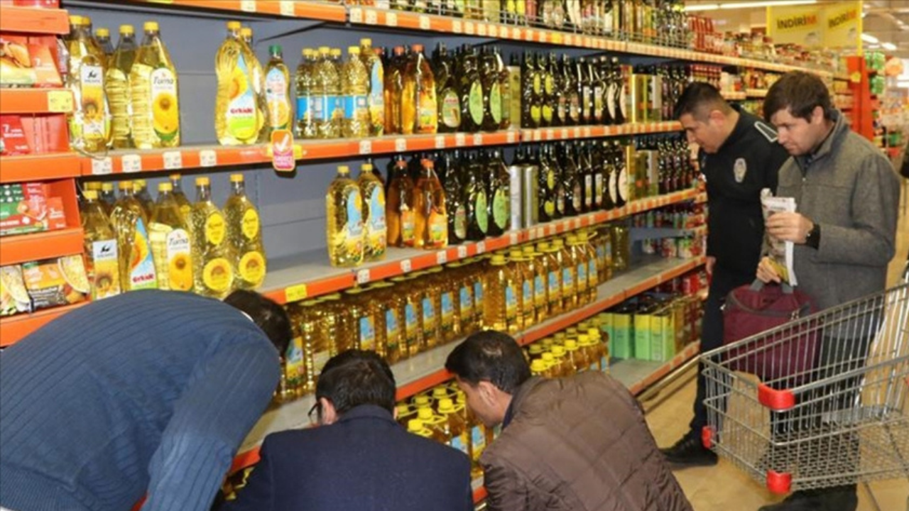 Komşuda alarm: Kıtlık korkusuyla marketlere stok yapmaya koştular