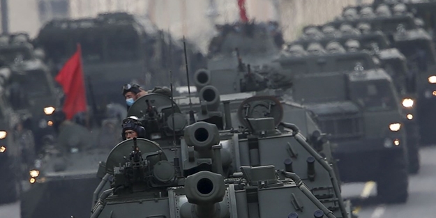 Komşuda asker sokağa indi! Ne var ne yok yığdılar