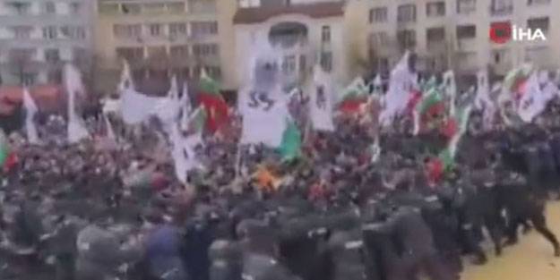 Komşuda gerginlik! Protestocular parlamentoyu basmaya çalıştı