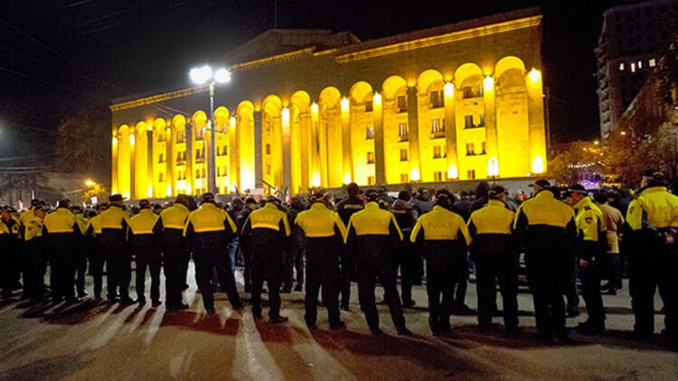Komşuda gösteriler yeniden başladı!Parlamento binası kuşatıldı