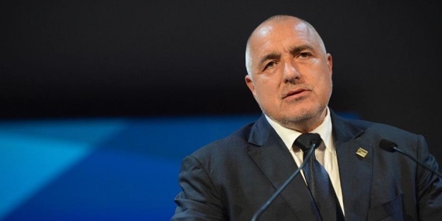 Komşuda koronavirüs depremi! Başbakan ile bakan birbirine girdi