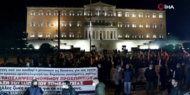 Komşuda kriz! Yunanlılar sokaklara döküldü