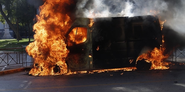 Komşuda ortalık fena karıştı... Her yeri yakıp yıktılar