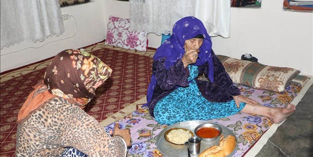 Komşuda pişiyor, yaşlı komşuya düşüyor!