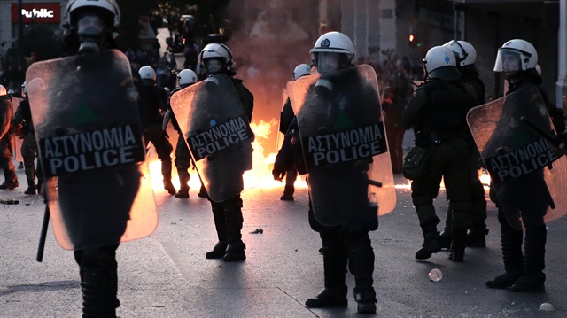 Komşu'da polis ve göstericiler çatıştı
