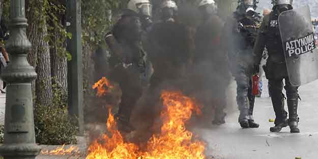 Komşuda protestolar büyüyor! Polislerle çatıştılar