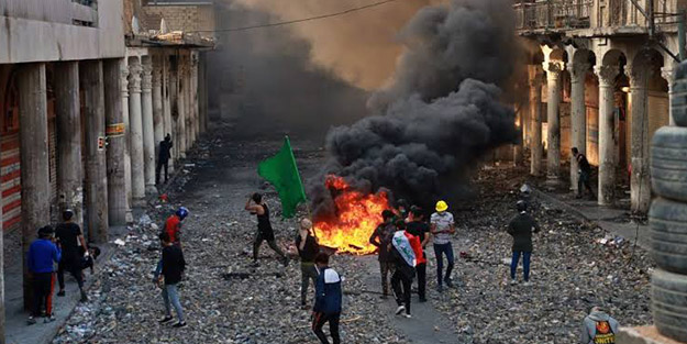 Komşuda sular durulmuyor! Parti binaları ateşe verildi