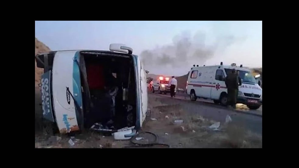 Komşuda yolcu otobüsü devrildi! Ölü ve yaralılar var