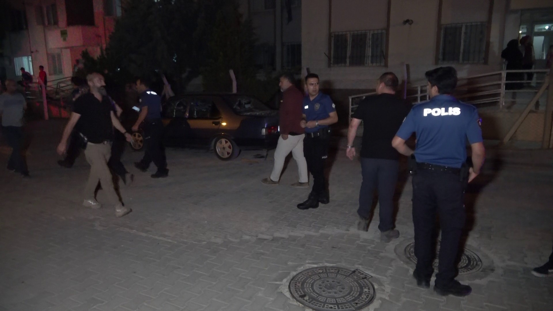 Komşular arasında bıçaklı, silahlı kavga