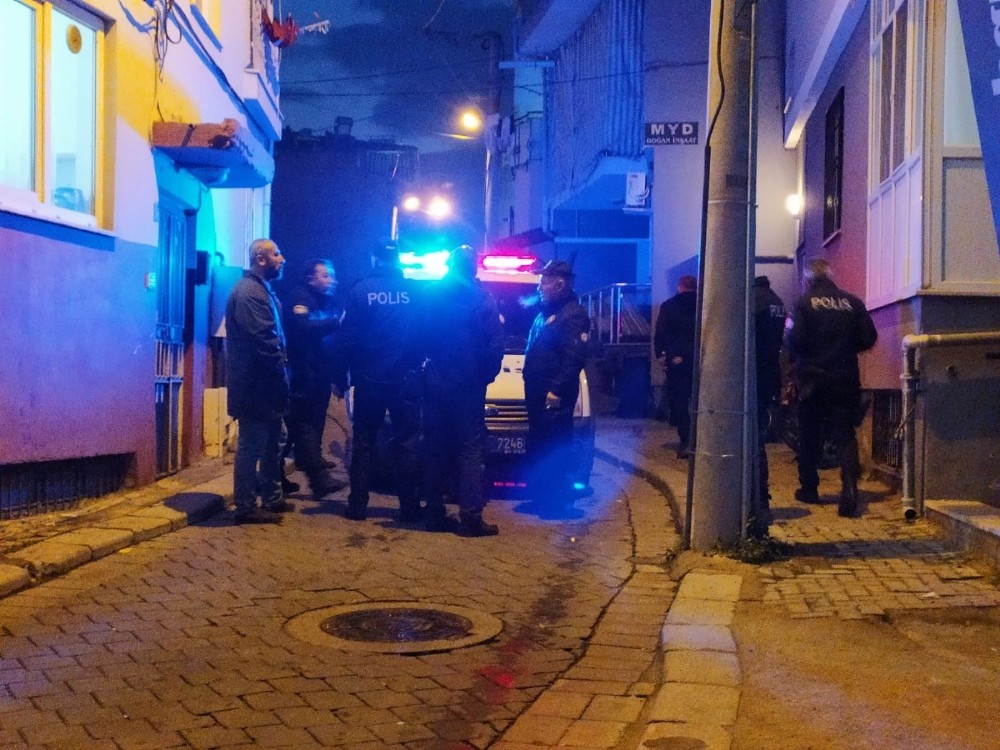 Komşular arasında bıçaklı sopalı çöp kutusu kavgası: 4 yaralı 