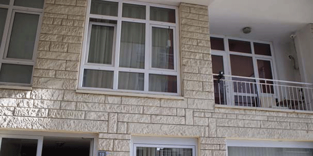 Komşular camdaki sineklerden şüphelendi, korkunç gerçek ortaya çıktı!