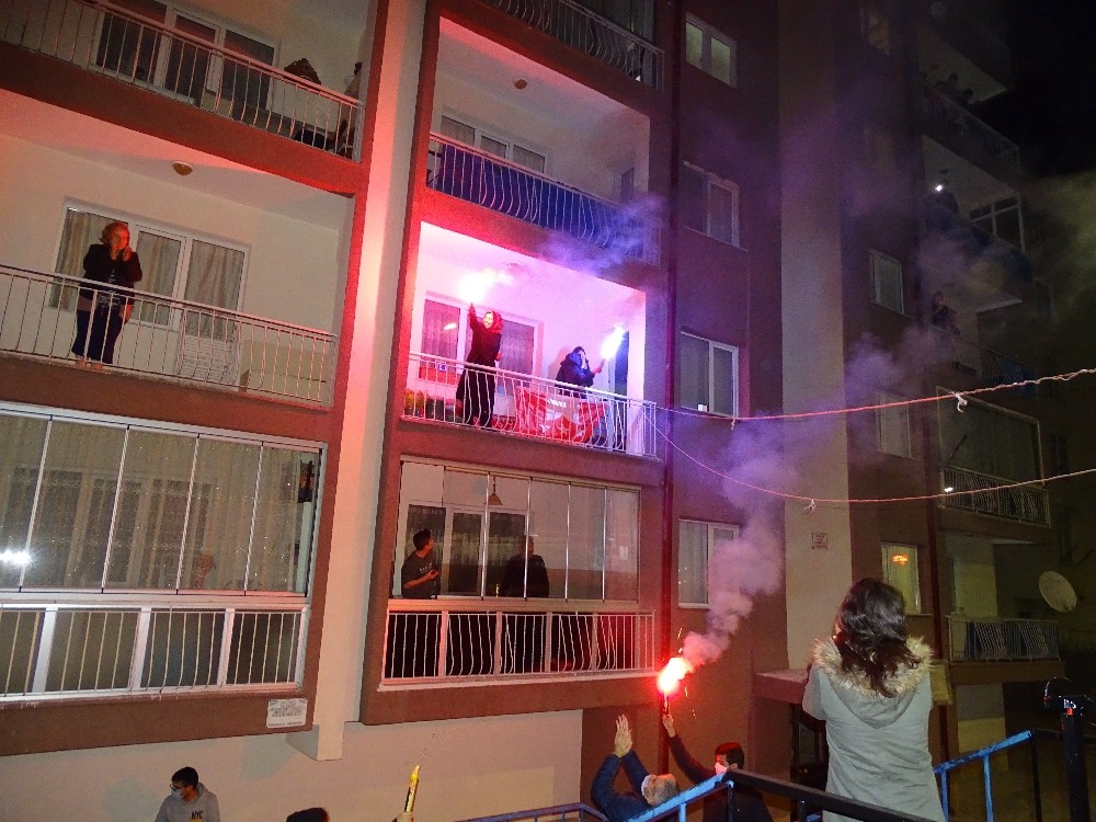 Komşularından polis memuruna meşaleli sürpriz 