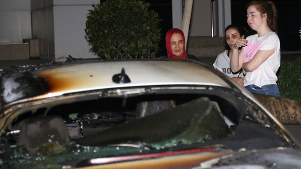 Komşularının araçlarını benzin dökerek ateşe verdi