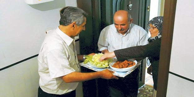 Komşunla kavga etme, misafir gider o kalır
