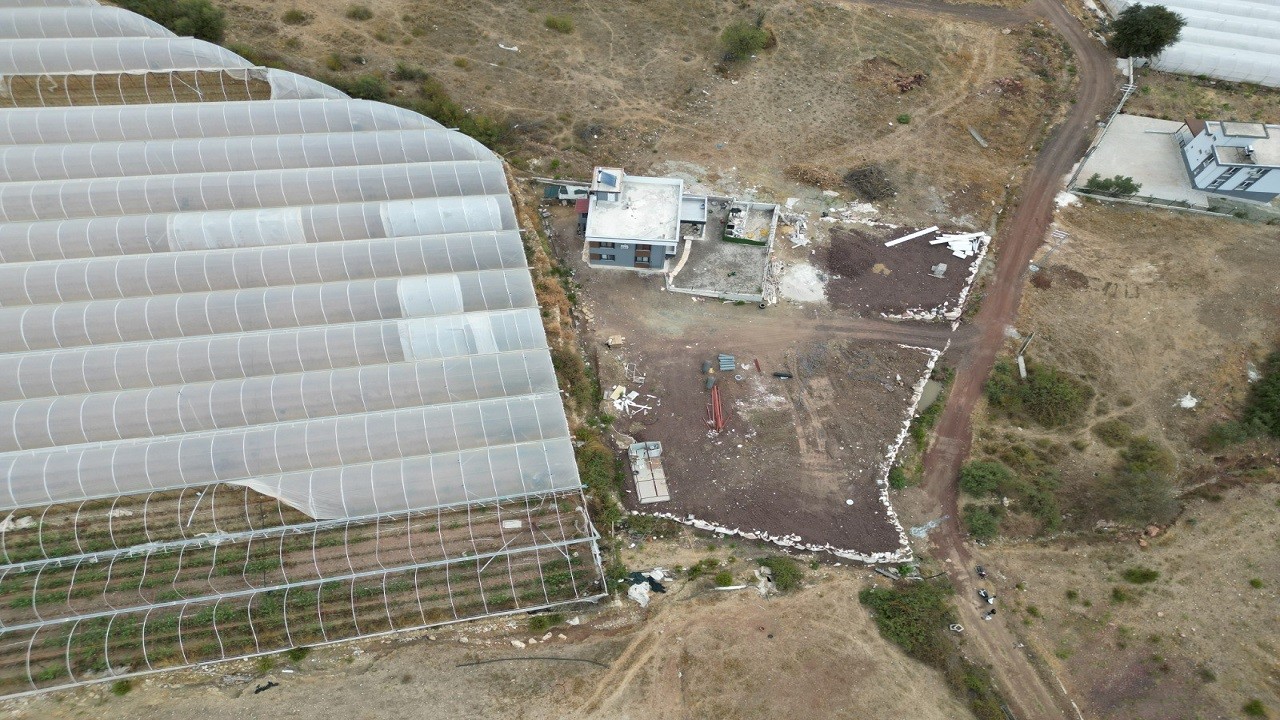 Komşusuna sinirlendi yolu böyle kapattı!