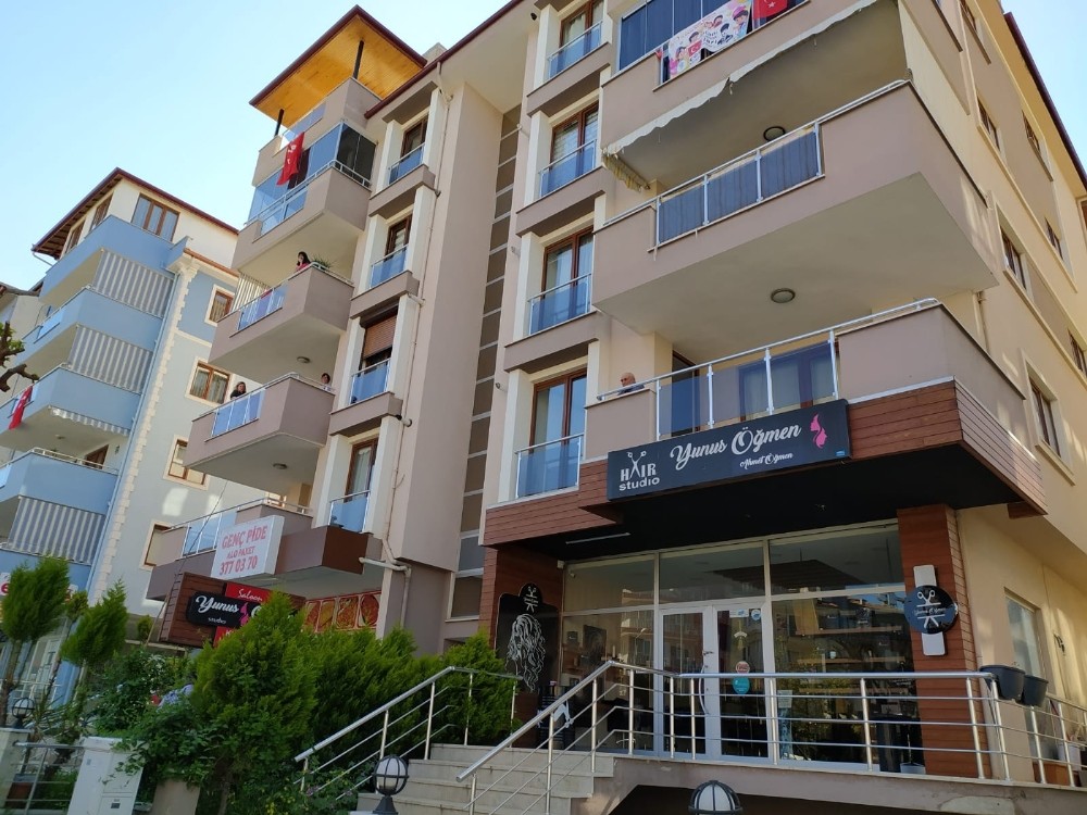 Komşusunu 3 yerinden bıçaklayıp hiçbir şey olmamış gibi evinde oturmaya devam etti 