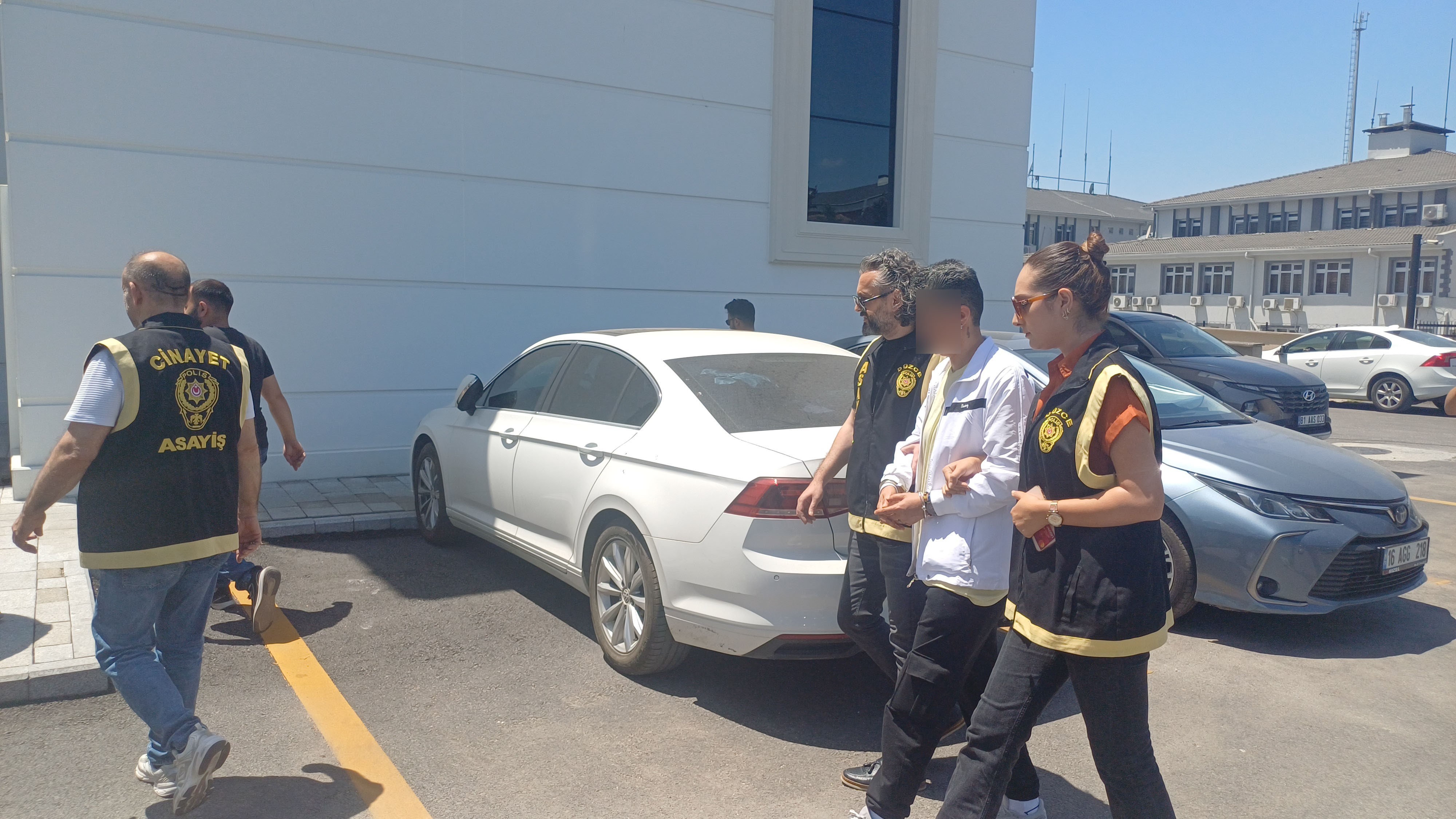 Komşusunu öldüren cinayet zanlısı kadın adliyeye çıkartıldı