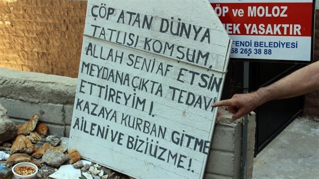 Komşuyu pankartla uyardı: Kazaya kurban gitme