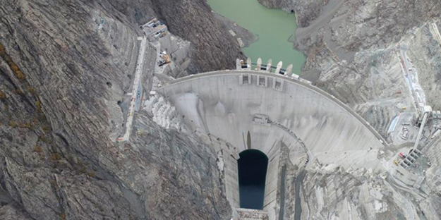 Komünist Hikmet’e bile övgü var, bir tek ..