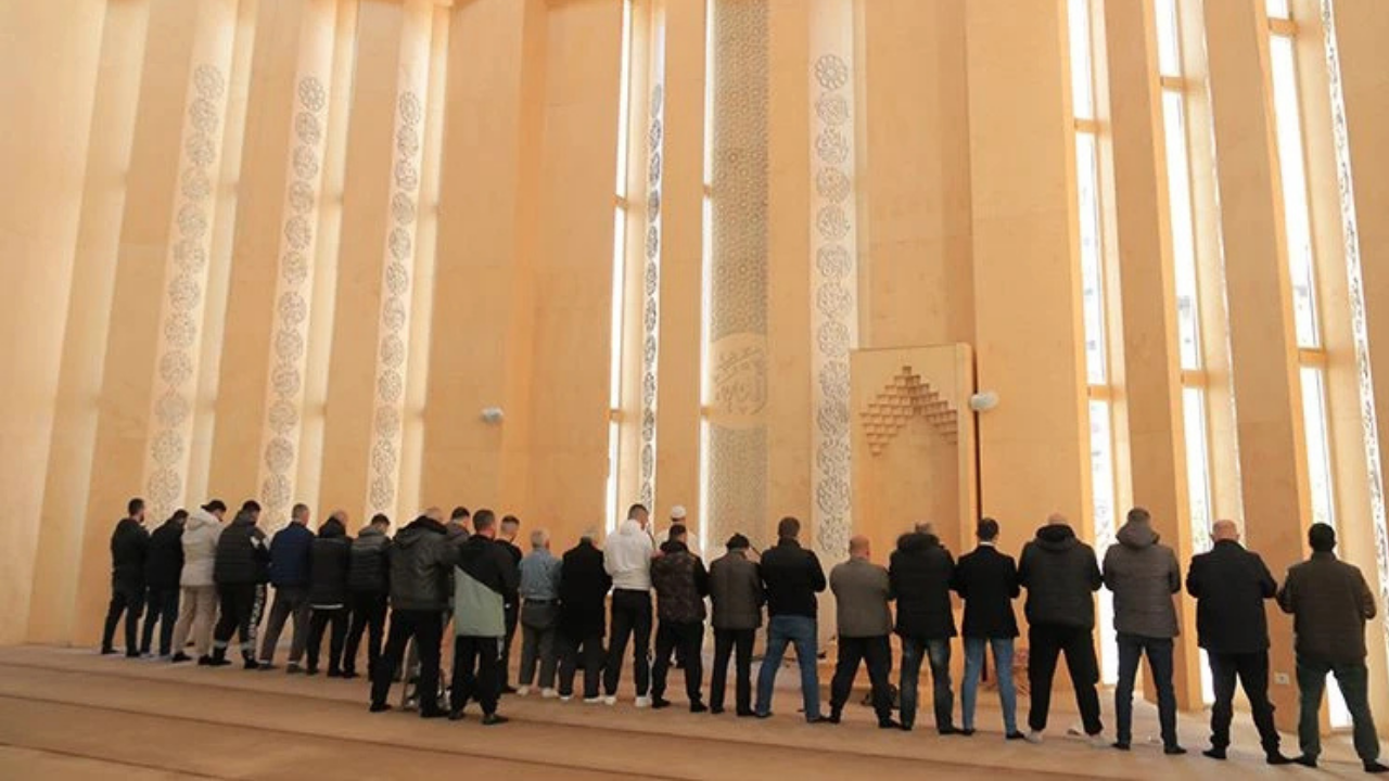 Komünist rejim yıkmıştı, yeniden doğdu: O cami dünyanın en güzel yapısı seçildi!