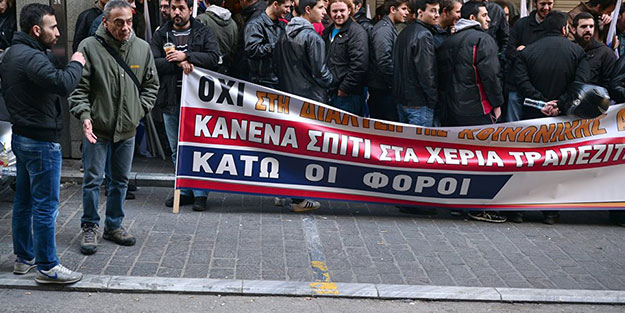 Komünistler Maliye Bakanlığı binasını ele geçirdi