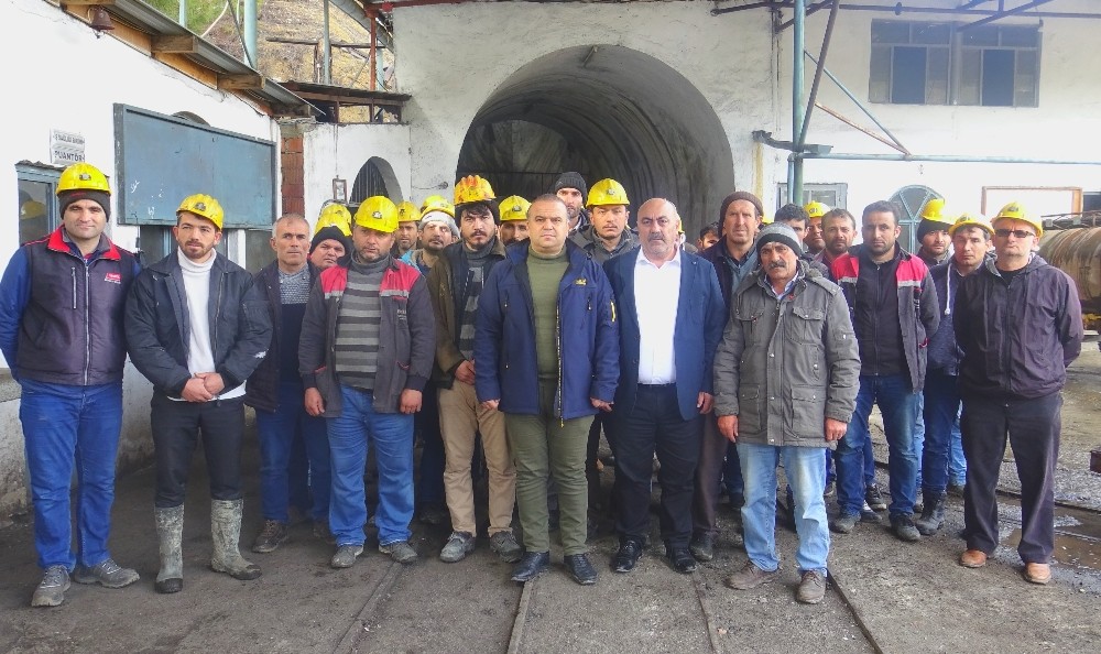 Kömür ocağında çalışan işçiler maaşlarını zamanında alamadıkları için iş bıraktı 