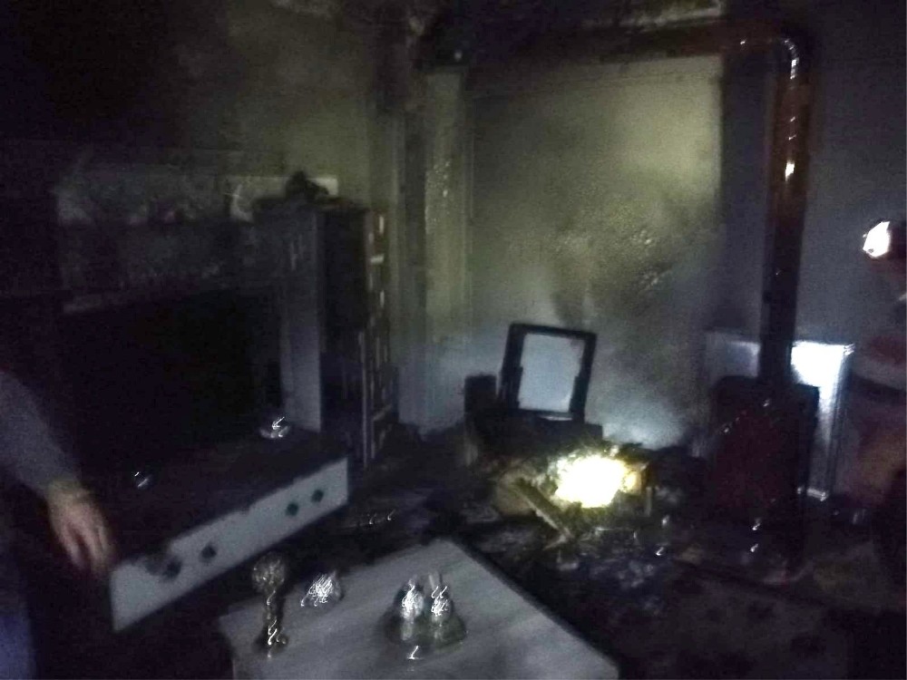 Kömür sobası bomba gibi patladı 