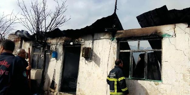 Kömür sobasından sıçrayan kıvılcım, tek katlı evi küle çevirdi