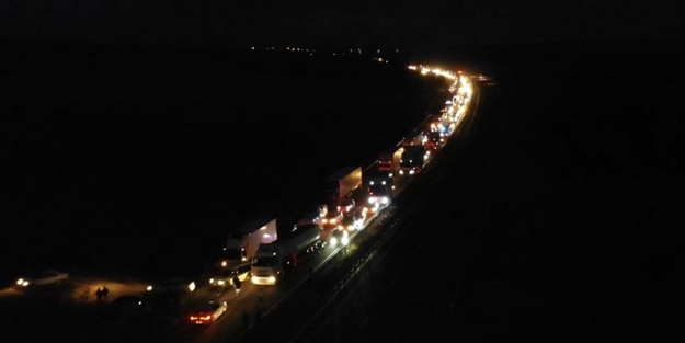 Kömür tozu yüklü tır devrildi: Kilometrelerce araç kuyruğu oluştu