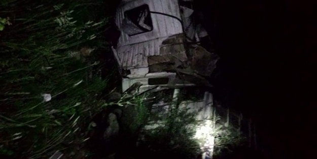 Kömür yüklü kamyon uçuruma yuvarlandı!