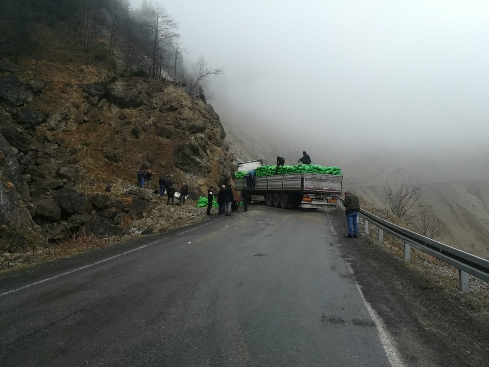 Kömür yüklü tır kontrolden çıktı: Araklı-Bayburt karayolu trafiğe kapandı 