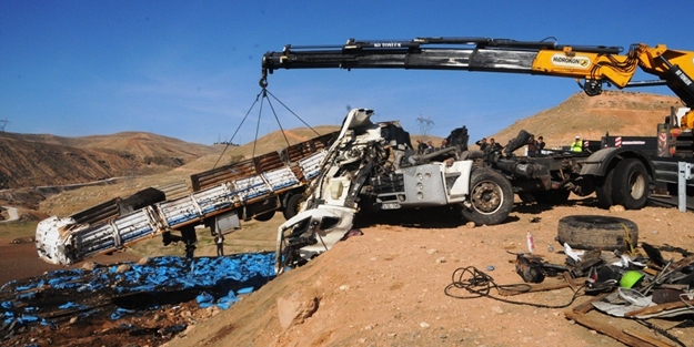 Kömür yüklü TIR şarampole devrildi: Yaralılar var