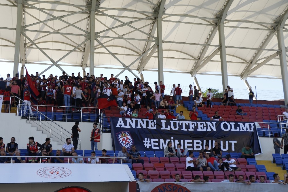 Kömürspor taraftarı Emine Bulut ve tüm kadınlar için, ’Anne Lütfen Ölme’’pankartı açtı 