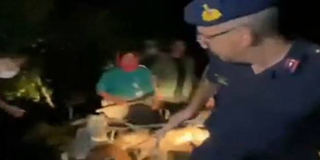 Komutan alevlerin içine dalıp hayvanları kurtardı