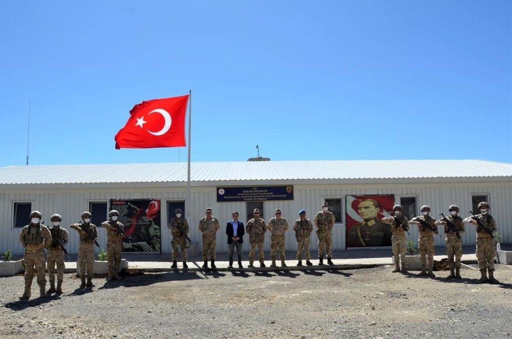 Komutanlardan 2625 rakımlı üs bölgesine bayram ziyareti 