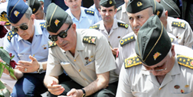 Komutanlardan şehitlere dua