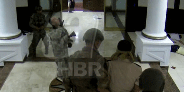 Komutanların başına çuval geçirmişler… Şok görüntüler ortaya çıktı!