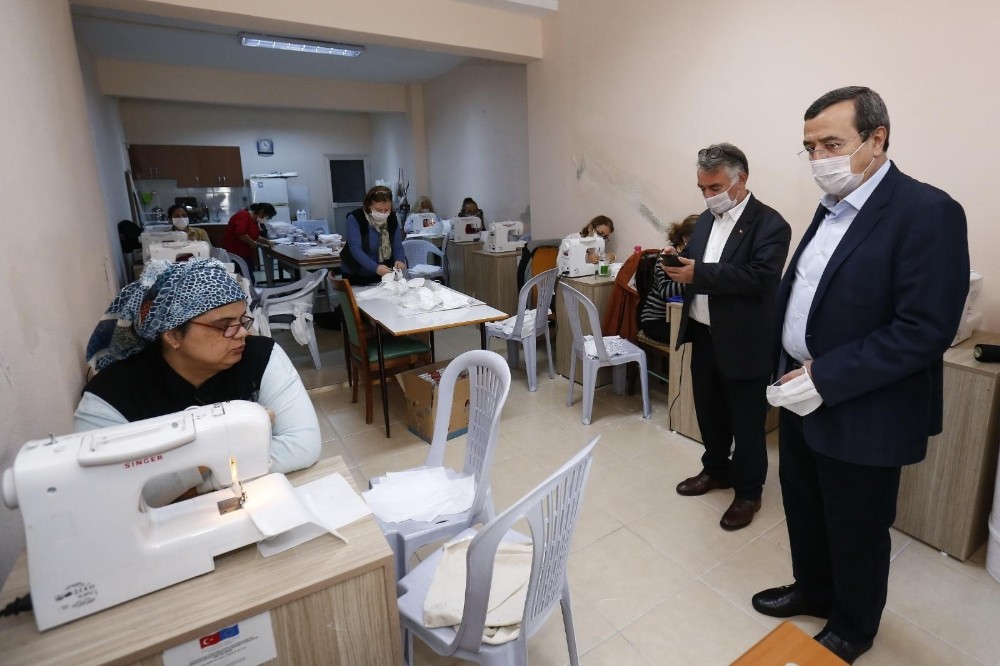 Konak Belediyesi maske üretimine başladı 