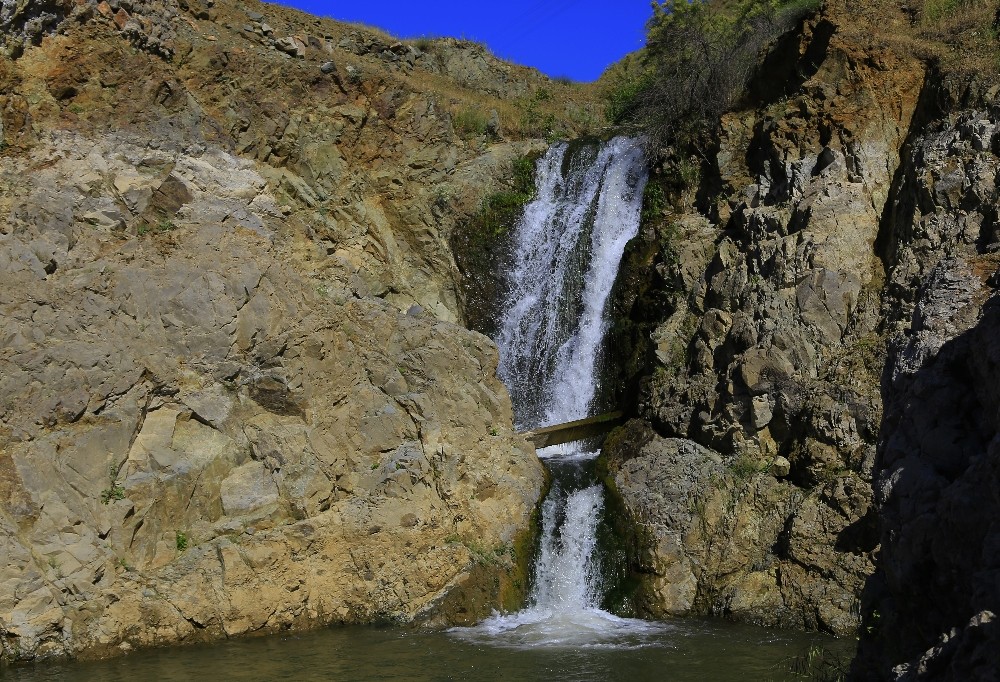 Konakalmaz Şelalesi, baharla coştu 