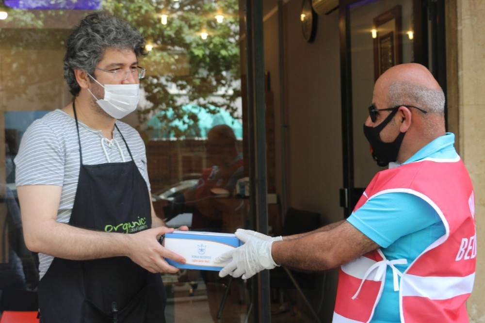 Konak’ta berber ve kuaförlere dezenfektasyon hizmeti 