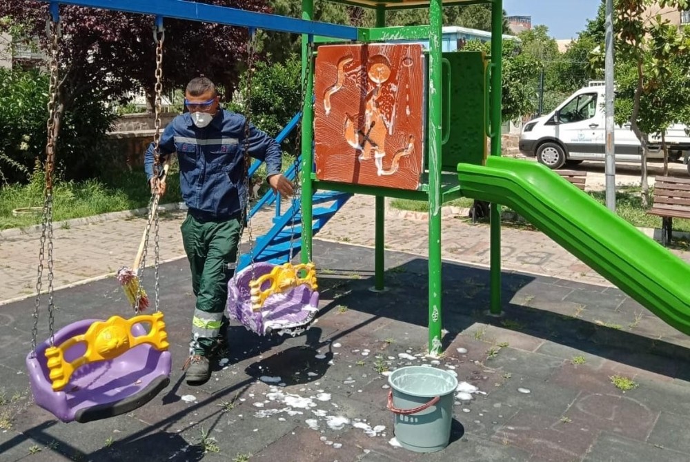 Konak’ta parklar çocuklar için hazırlanıyor 