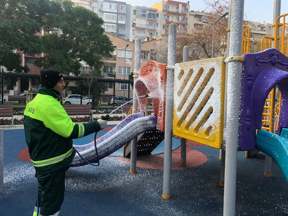 Konak’taki parklar temizlenip ilaçlanıyor 