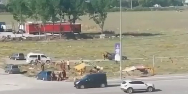 Konar göçer aileler birbirine girip yoldan geçen araçları taşladılar