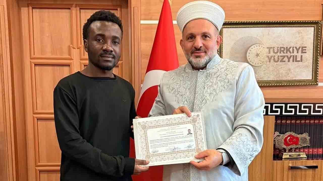 Kongolu genç Müslüman oldu: Kelime-i Şehadet getirdi, Osman ismini aldı