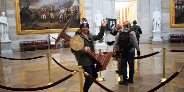 Kongre baskınında çaldığı kürsüyü internetten satışa çıkardı