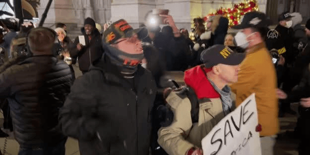 Kongre baskınının yıl dönümünde ABD'liler birbirine girdi