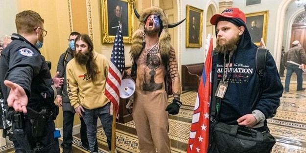 Kongre binasını basan boynuzlu adamdan olay sözler: Bize ihanet etti