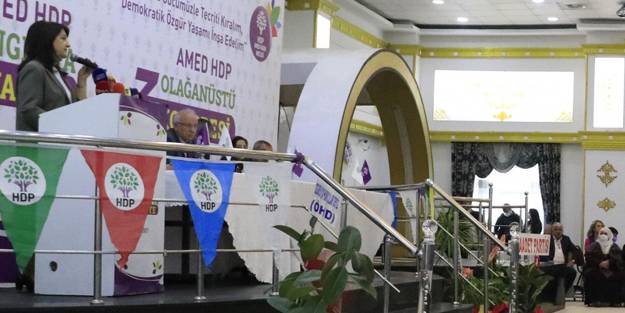 Kongrede dikkat çeken görüntü! Saadet Partisi'nden sırtını terör örgütüne dayayan HDP'ye jest